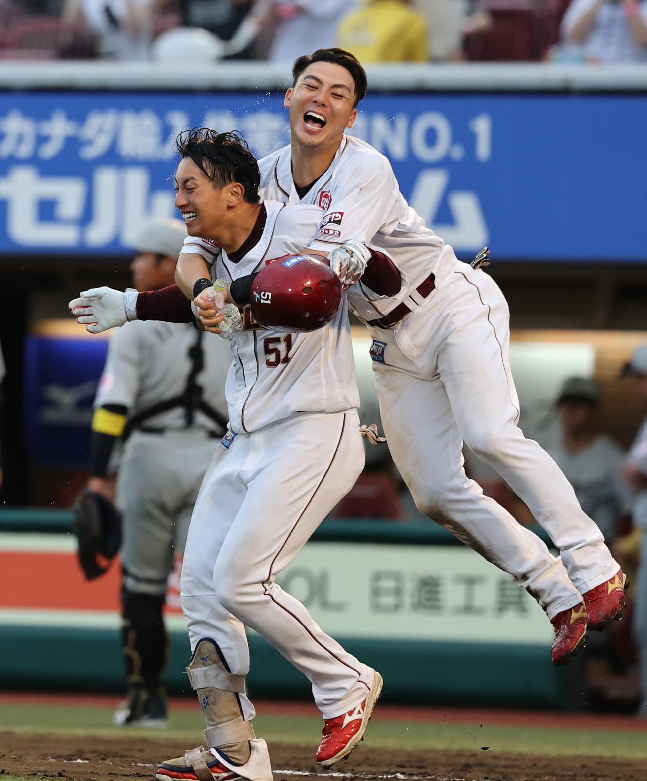 楽天対ロッテ　12回裏楽天無死、サヨナラ本塁打を放った小郷（左）は村林に抱きつかれ喜ぶ（撮影・野上伸悟）