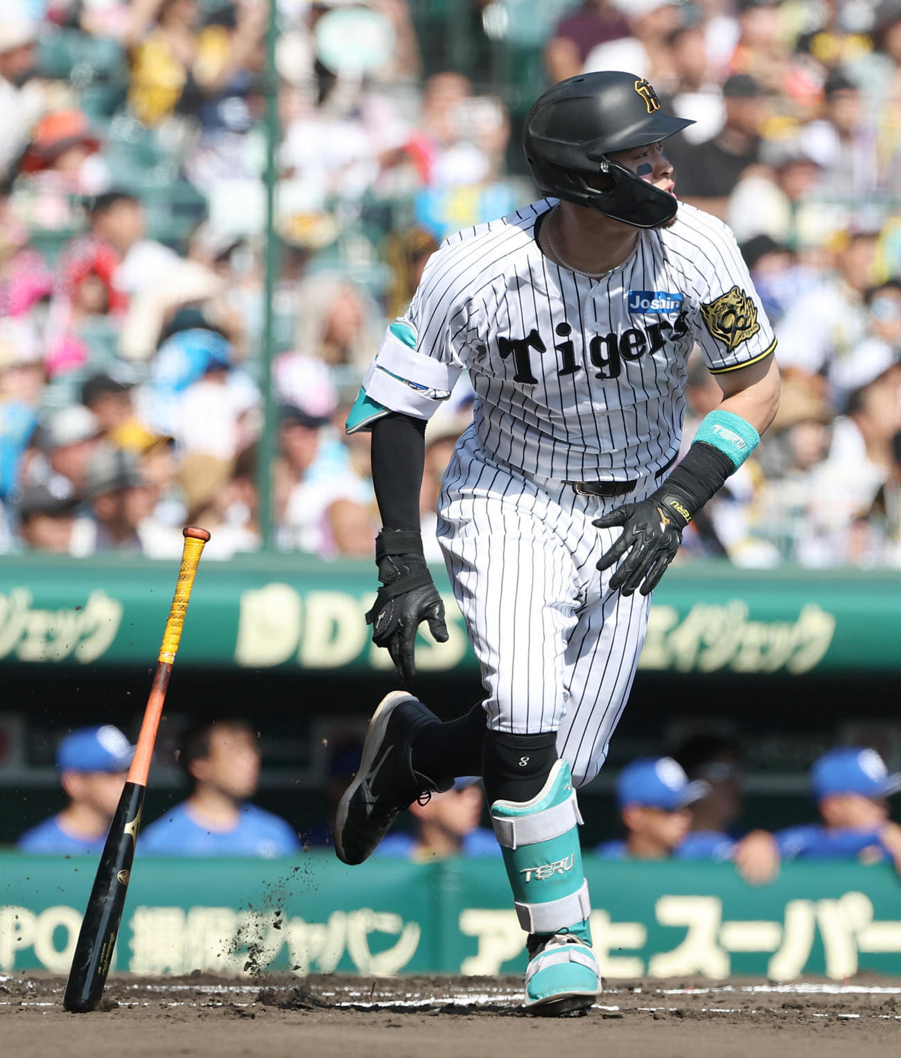 阪神対中日　1回裏阪神2死二塁、佐藤輝は先制適時二塁打を放つ（撮影・上田博志）
