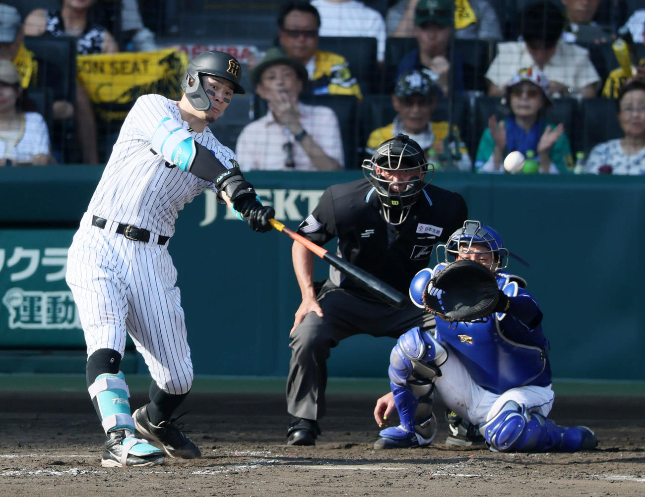 阪神対中日　5回裏阪神2死一塁、佐藤輝は左越え2点本塁打を放つ（撮影・加藤哉）