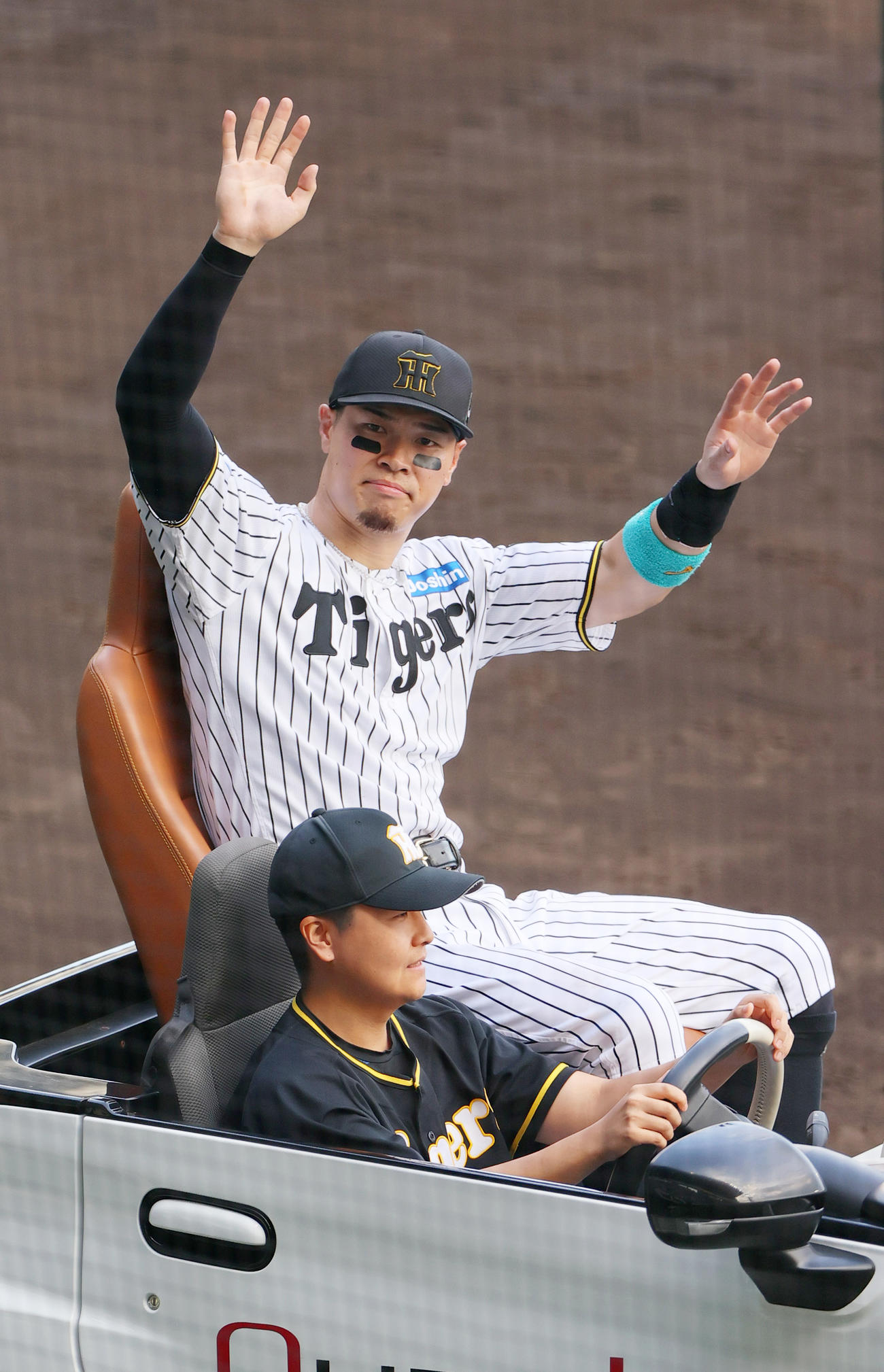 阪神対中日　ファンの声援に応えるヒーローの阪神佐藤輝（撮影・上山淳一）