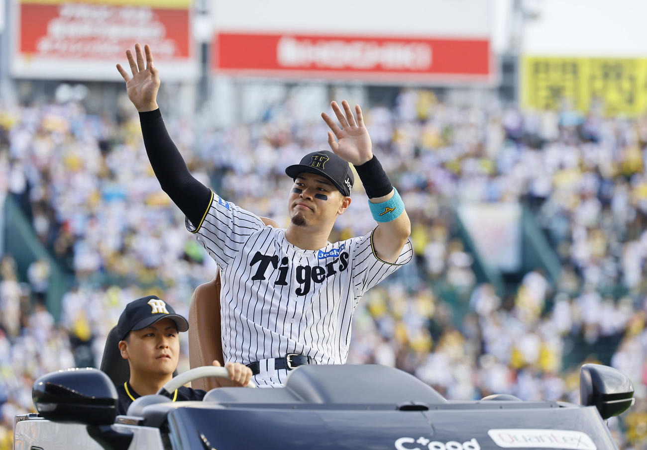 阪神対中日　勝利を飾りファンの声援に応える阪神佐藤輝（撮影・藤尾明華）
