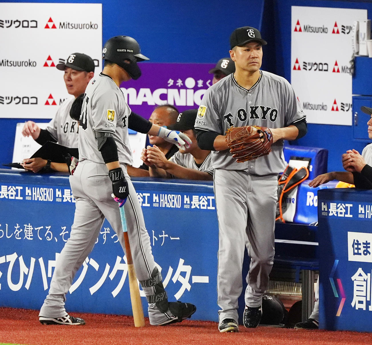 DeNA対巨人　4回表巨人1死二、三塁、空振り三振に倒れた中山（左）と登板準備をする田中将（撮影・清水貴仁）