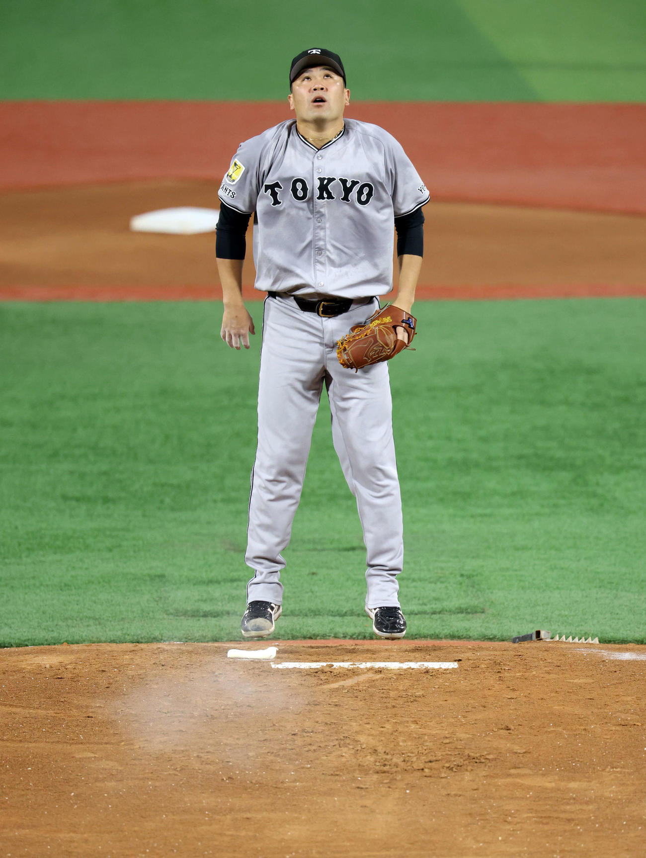 DeNA対巨人　投球前、マウンドでジャンプし気合を入れる巨人先発の田中将（撮影・浅見桂子）