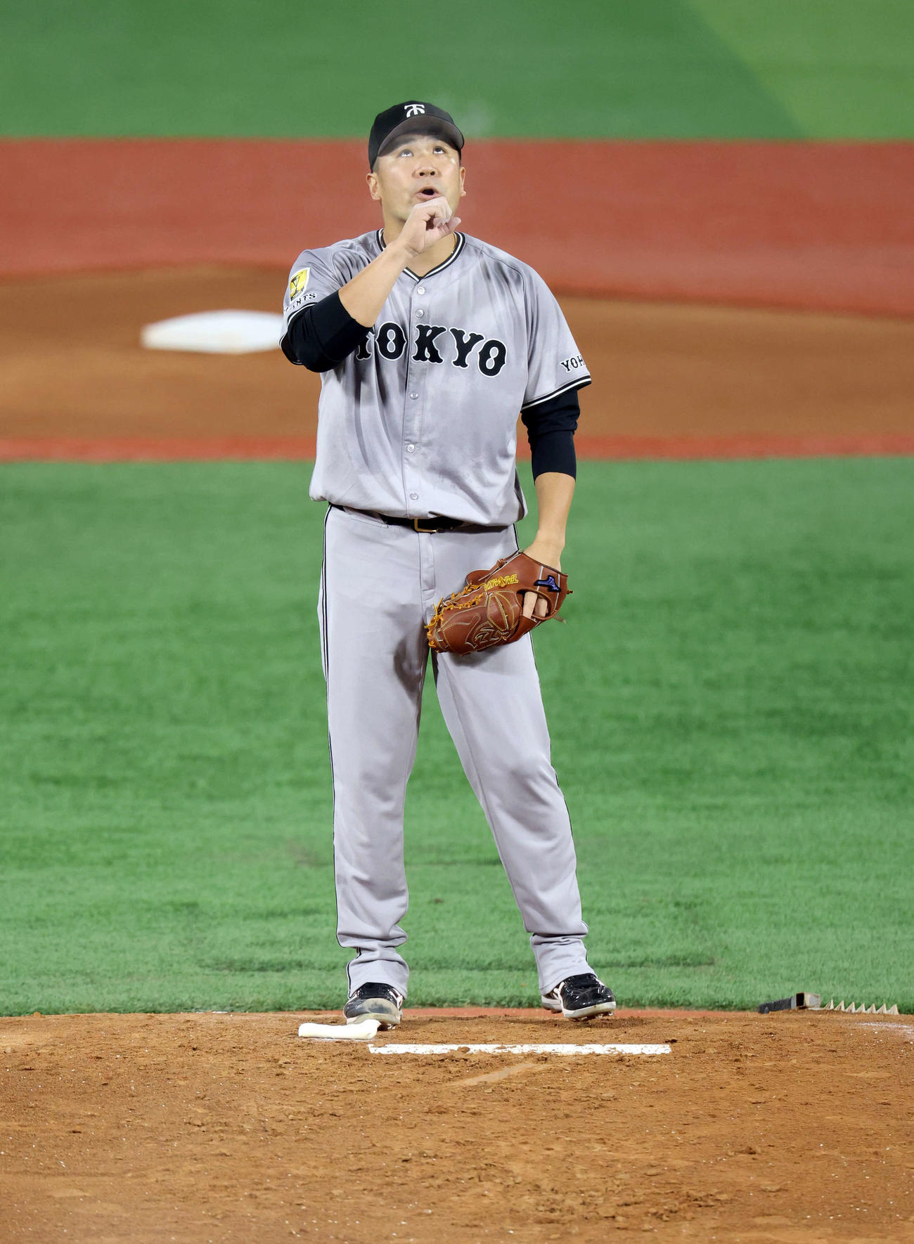 DeNA対巨人　投球前、マウンドで粉を吹いて気合を入れる巨人先発の田中将（撮影・浅見桂子）