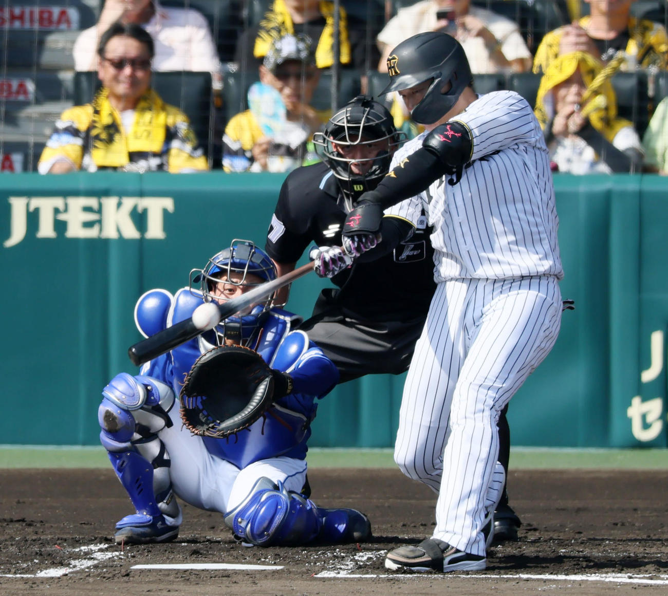 阪神対中日　1回裏阪神2死二塁、大山は左越え適時二塁打を放つ（撮影・加藤哉）