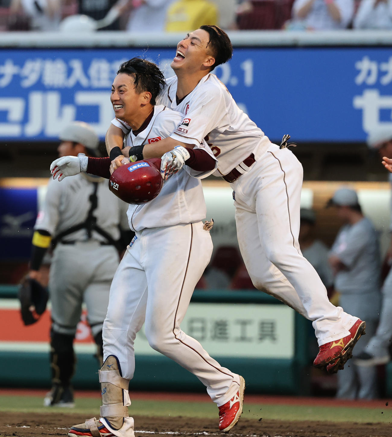 楽天対ロッテ　12回裏楽天無死、サヨナラ本塁打を放った小郷（左）は村林に抱きつかれ喜ぶ（撮影・野上伸悟）