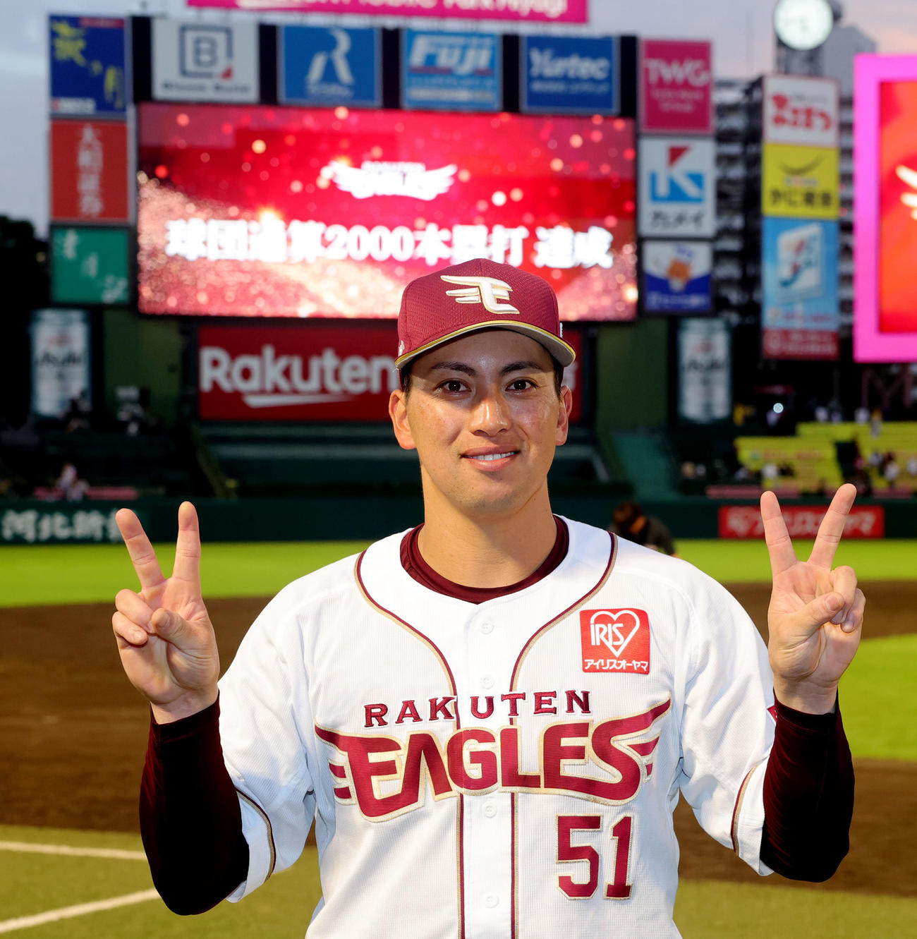 楽天対ロッテ　球団通算2000本塁打の楽天小郷は2ポーズで喜ぶ（撮影・野上伸悟）