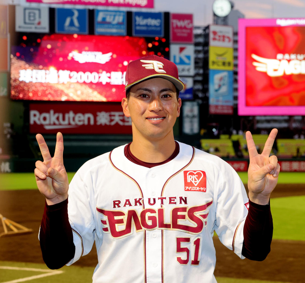 楽天対ロッテ　球団通算2000本塁打の楽天小郷は2ポーズで喜ぶ（撮影・野上伸悟）