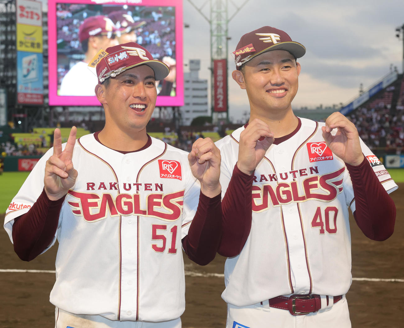 楽天対ロッテ　サヨナラで球団通算2000本塁打を決めた楽天小郷（左）は、プロ初勝利の江原と2000ポーズで喜ぶ（撮影・野上伸悟）