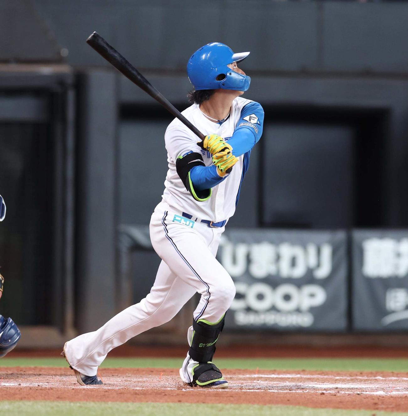 日本ハム対西武　6回裏日本ハム2死一、三塁、左越え3点本塁打を放つ浅間（撮影・黒川智章）