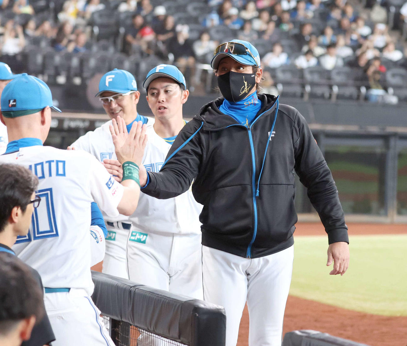 日本ハム対西武　試合後、スタッフらとタッチする新庄監督（撮影・黒川智章）