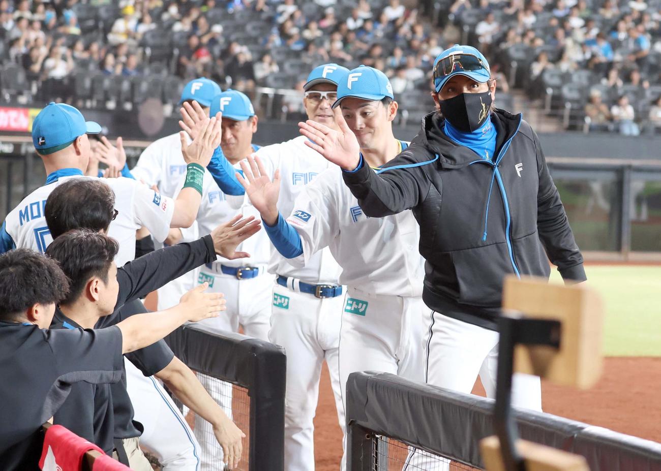 日本ハム対西武　試合後、スタッフらとタッチする新庄監督（撮影・黒川智章）