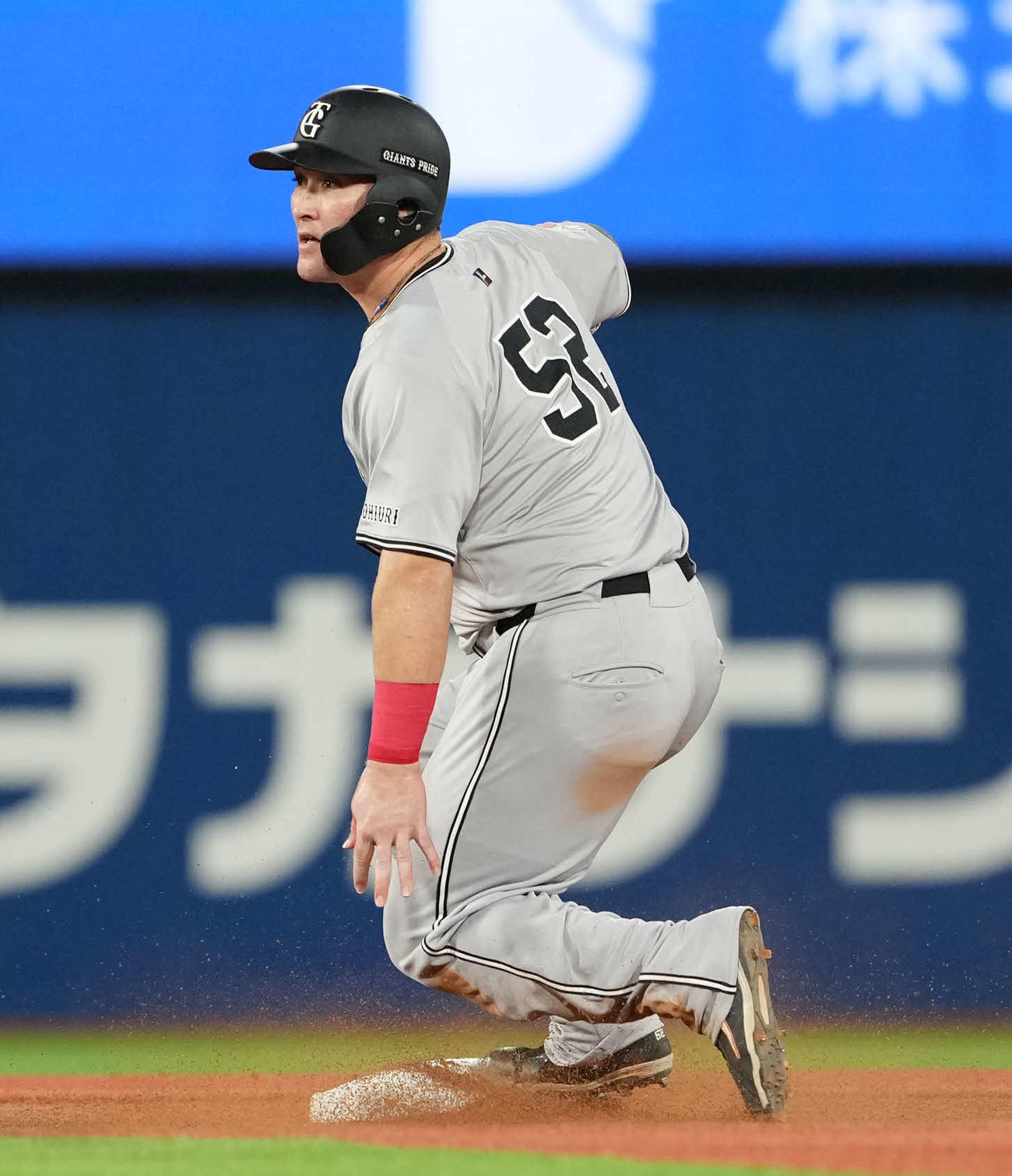 DeNA対巨人　2回表巨人2死一、三塁、二塁盗塁を決めるリチャード（撮影・井上学）