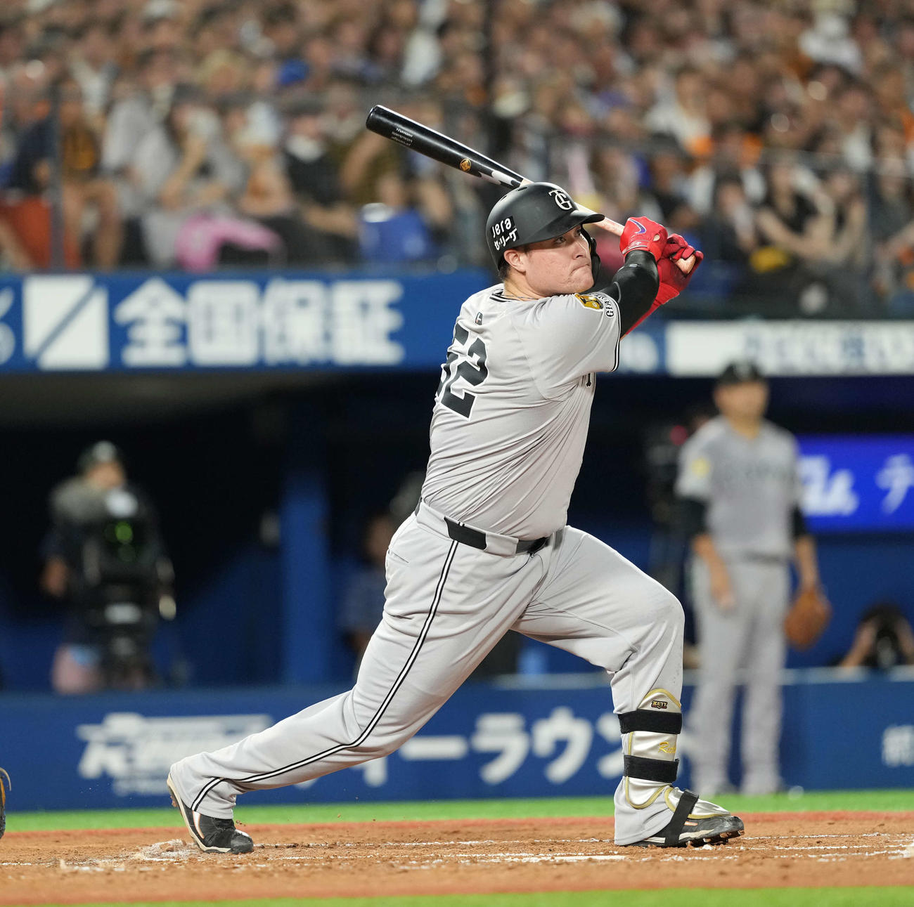 DeNA対巨人　2回表巨人2死一塁、右前打を放つリチャード（撮影・井上学）