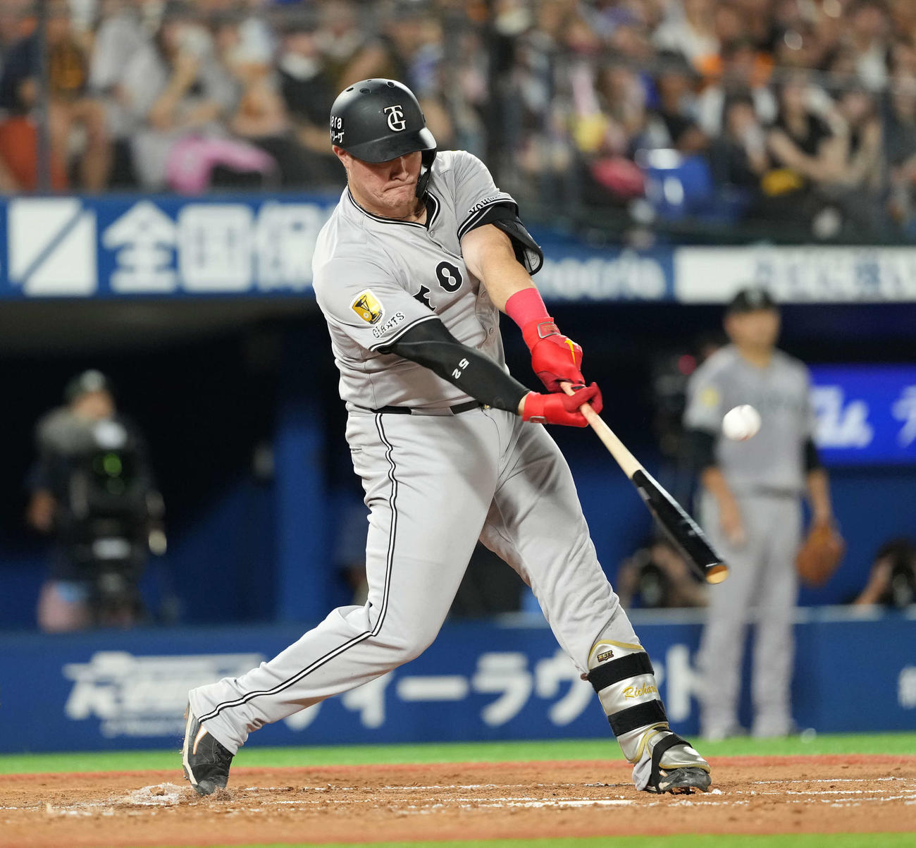 DeNA対巨人　2回表巨人2死一塁、右前打を放つリチャード（撮影・井上学）