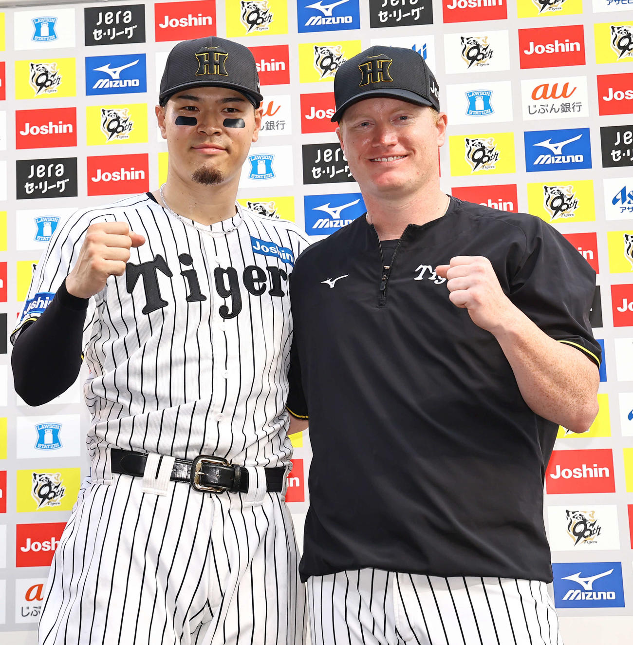 阪神対中日　お立ち台でガッツポーズをする佐藤輝（左）とネルソン（撮影・上田博志）