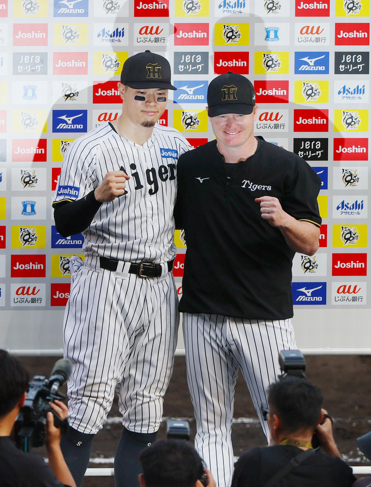 阪神対中日　中日に勝利し、お立ち台でポーズを決める阪神佐藤輝（左）とネルソン（撮影・上山淳一）