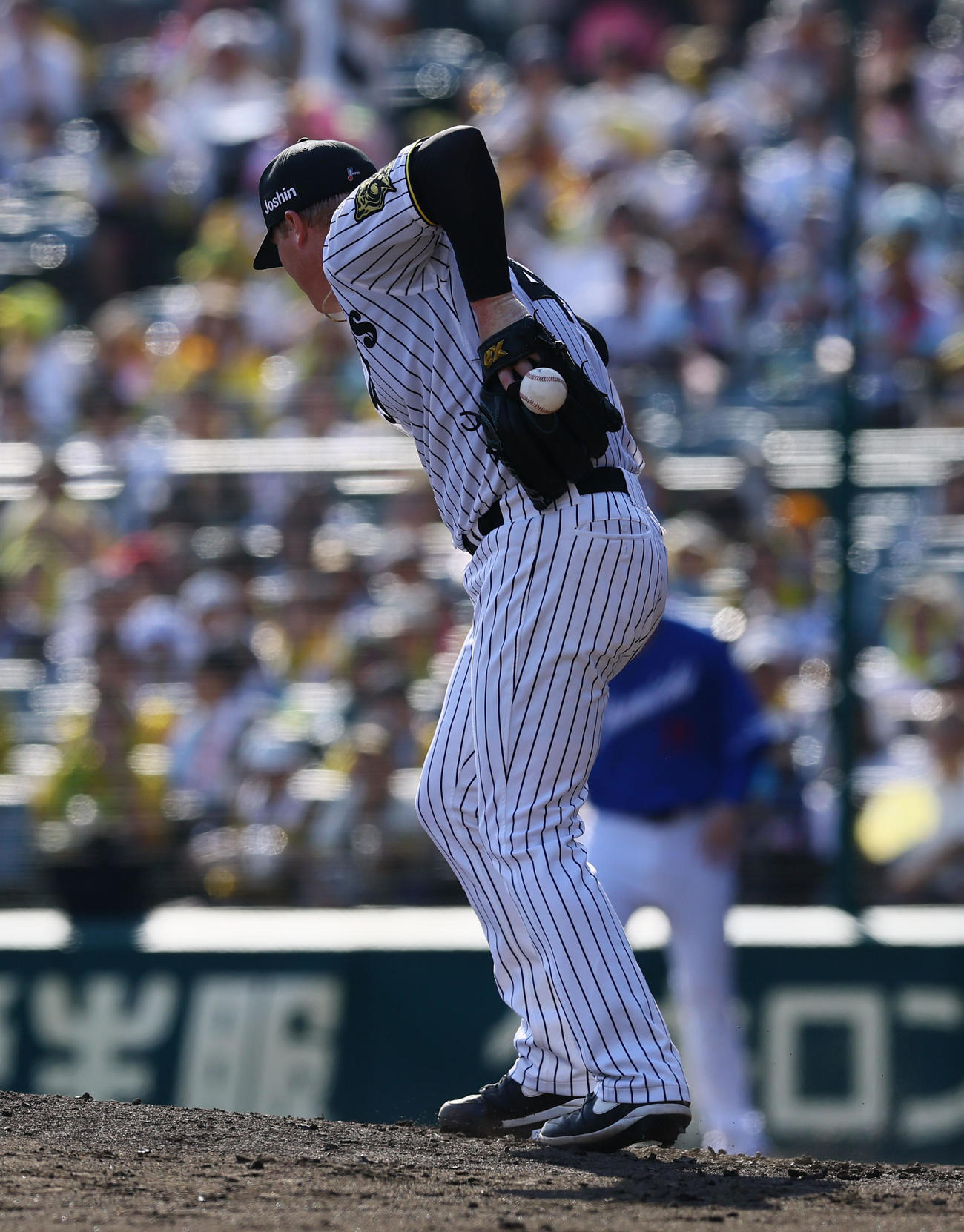 阪神対中日　4回を終え、ベンチに戻る中日松葉阪神対中日　5回表中日2死、代打川越の打球をグラブに当て、投ゴロに打ち取るネルソン（撮影・藤尾明華）