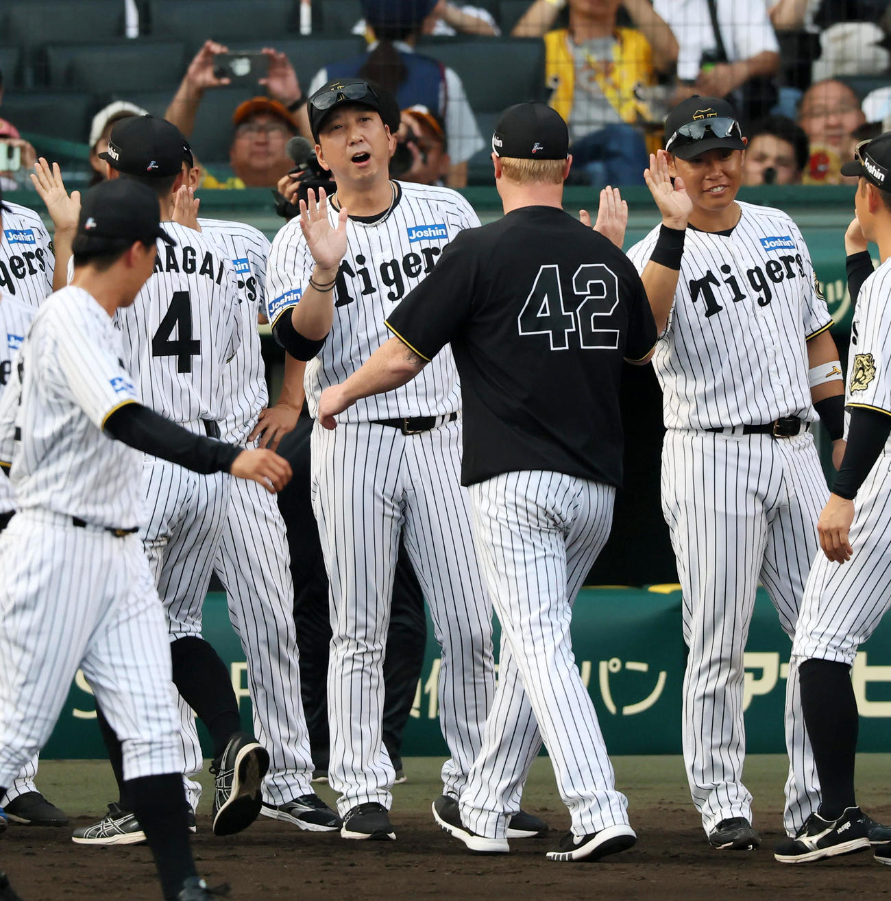 阪神対中日　中日に勝利しネルソン（右）らナインを迎える阪神藤川監督（撮影・加藤哉）