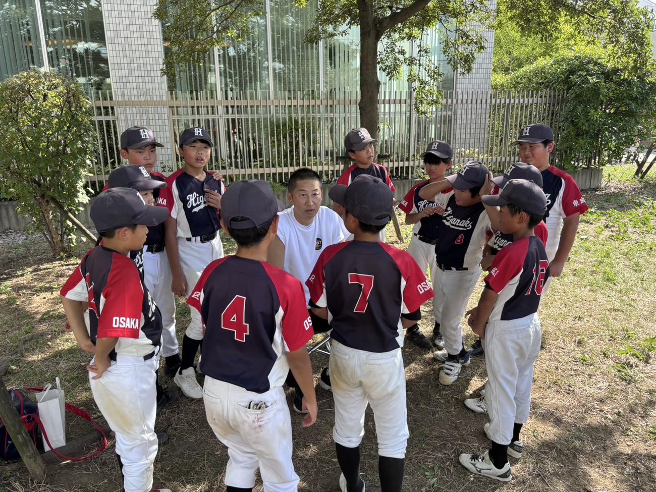 今岡杯に参加した少年少女は、試合の合間に今岡氏から指導を受けた