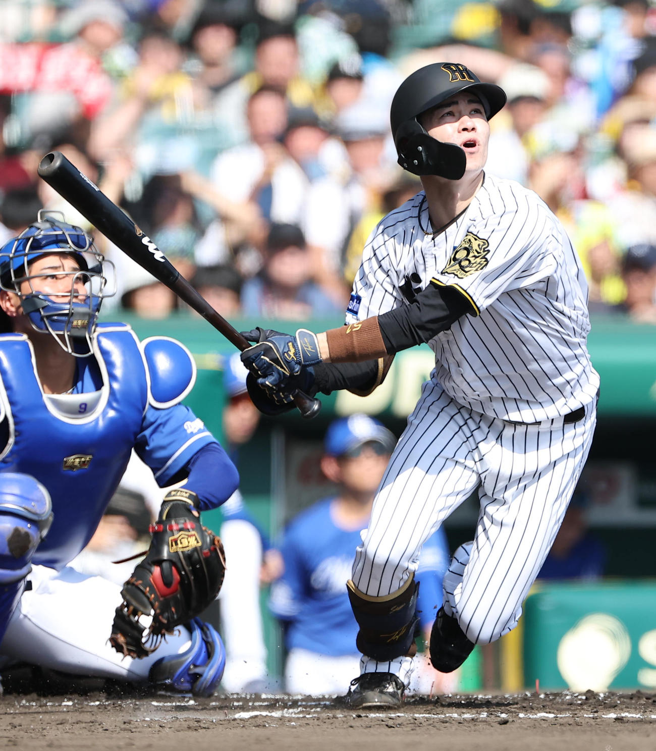 阪神対中日　1回裏阪神1死、中野は二塁打を放つ（撮影・上田博志）