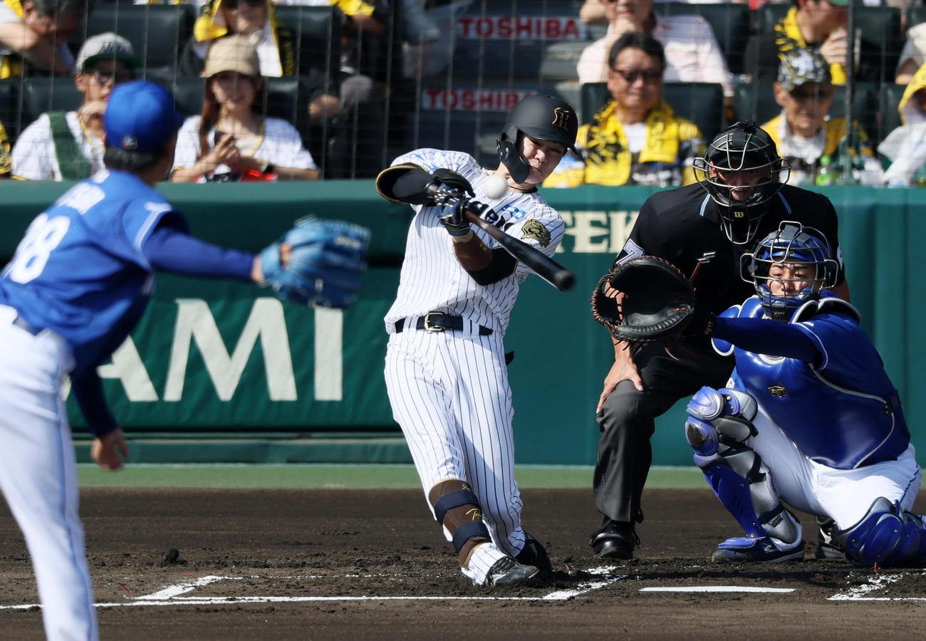 阪神対中日　1回裏阪神1死、中野は右前にポトリと落ちる二塁打を放つ（撮影・加藤哉）