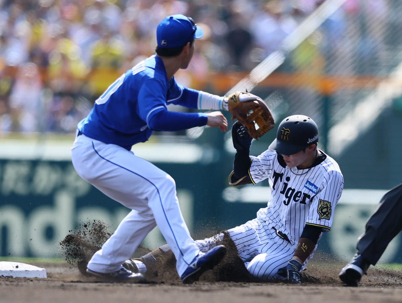 阪神対中日　1回裏阪神1死、二塁打を放ち滑り込む中野（撮影・藤尾明華）