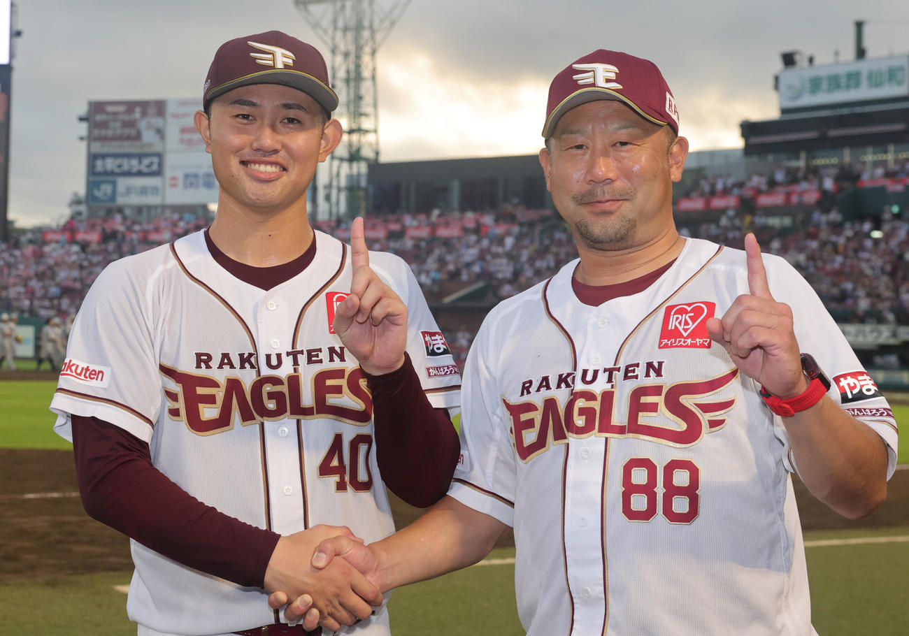 楽天対ロッテ　プロ初勝利を挙げ三木監督（右）と握手する楽天江原（撮影・野上伸悟）