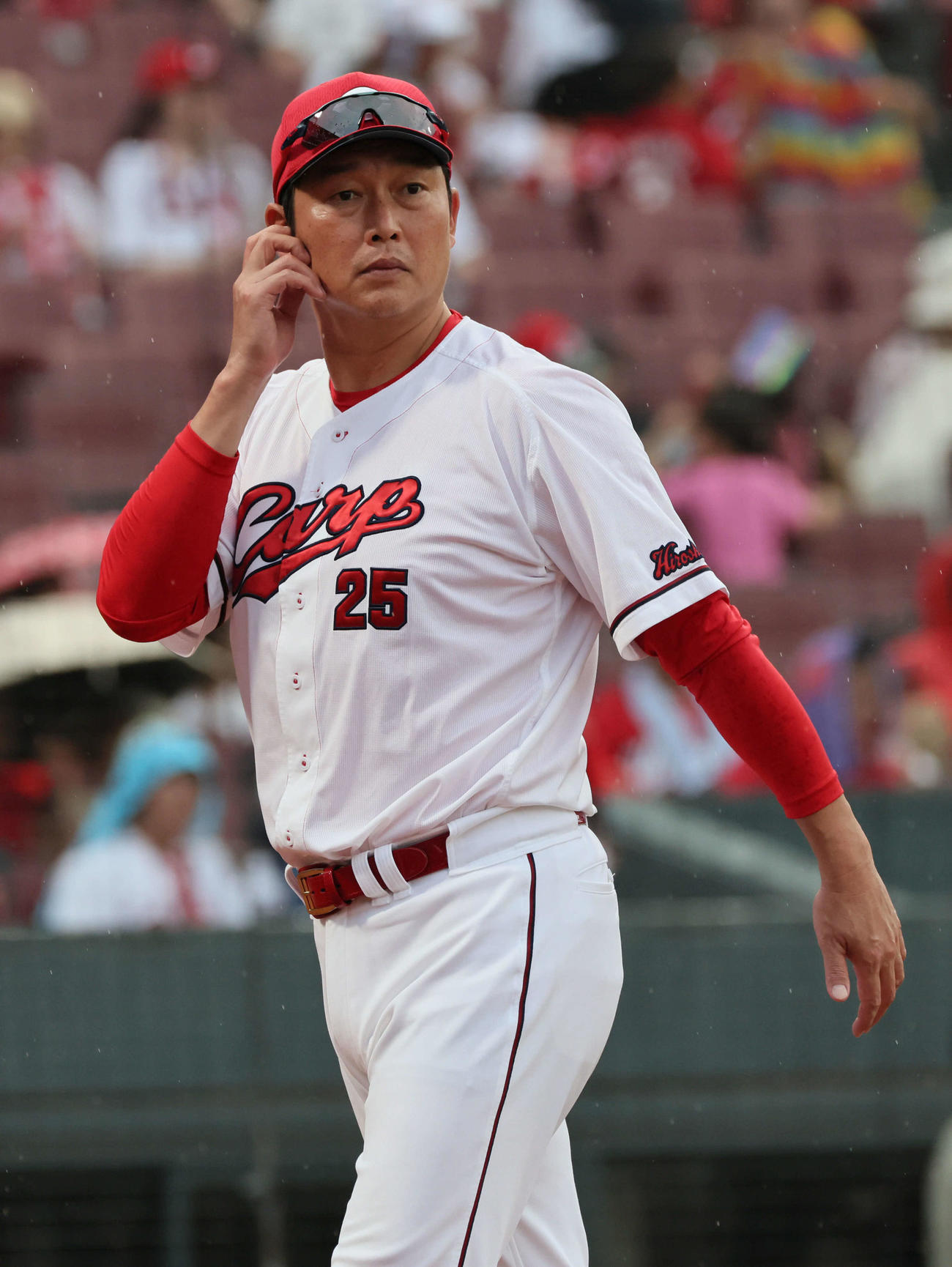 広島対ヤクルト　7回裏終了時、交代を告げる新井監督（撮影・加藤孝規）