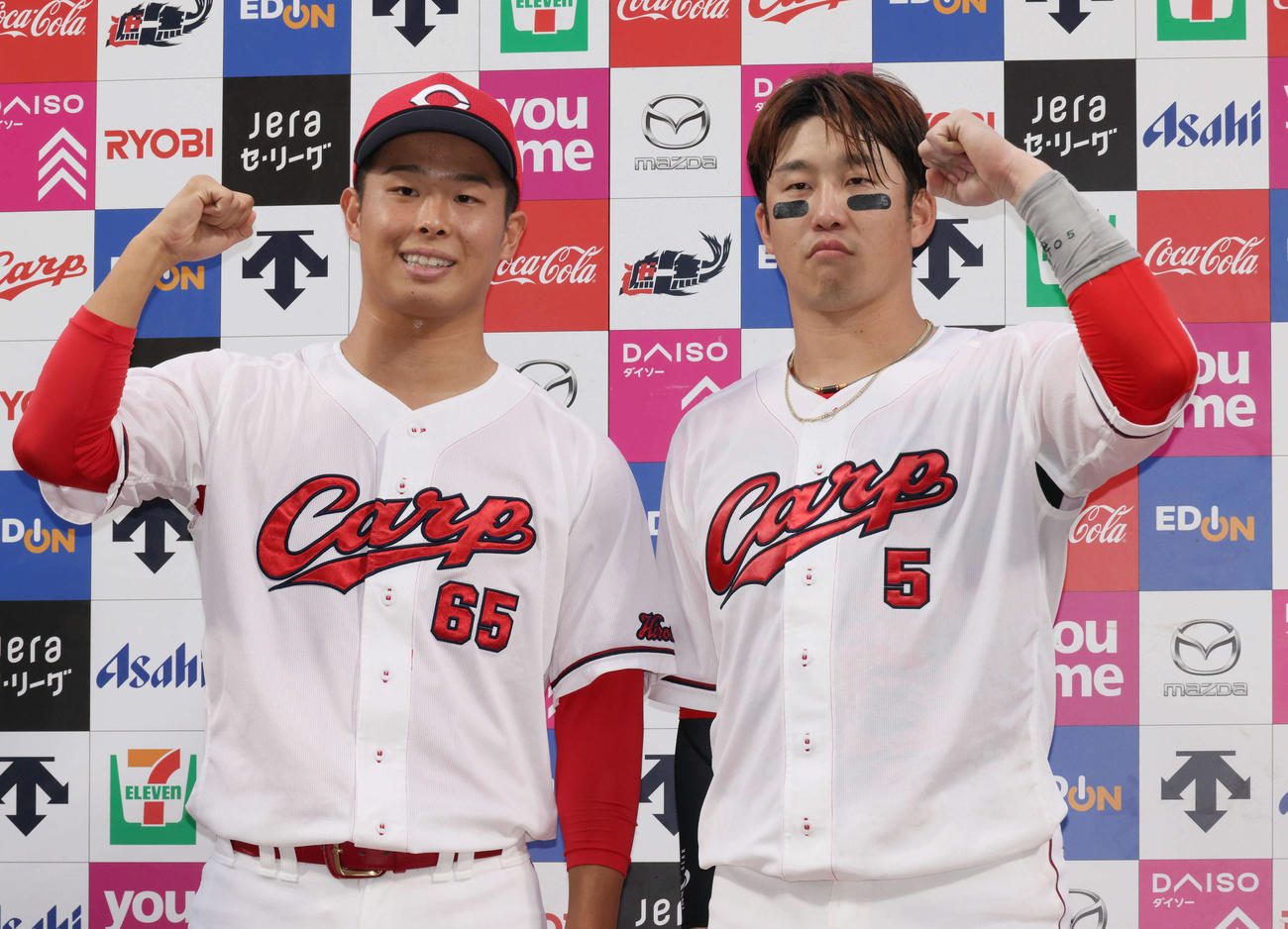 広島対ヤクルト　お立ち台でポーズを決める玉村（左）と小園（撮影・加藤孝規）