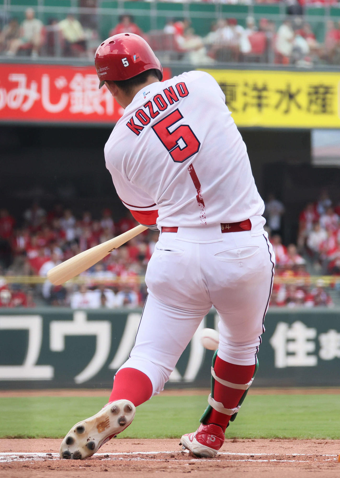 広島対ヤクルト　1回裏広島無死一、二塁、青柳から先制右適時打を放った小園（撮影・加藤孝規）