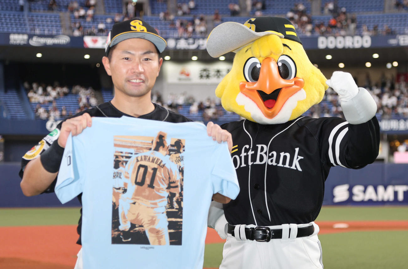 オリックス対ソフトバンク　ヒーローインタビューを受けたソフトバンク中村は川村隆史コーチの命日とあってTシャツを手に写真に納まる（撮影・西尾就之）