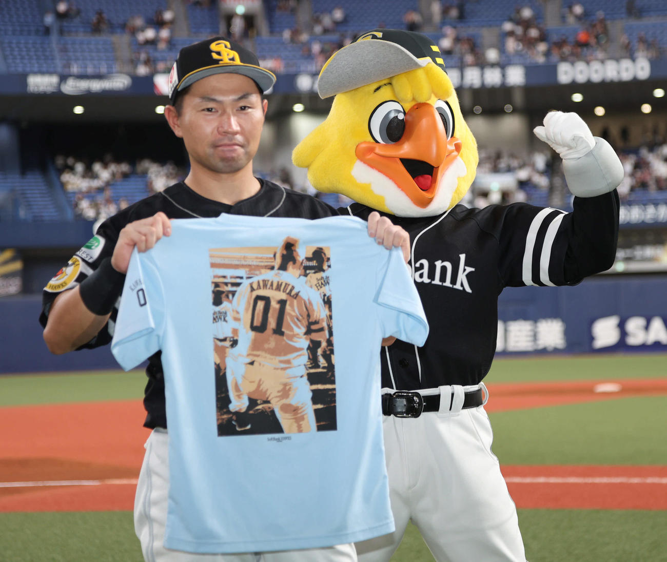 オリックス対ソフトバンク　ヒーローインタビューを受けたソフトバンク中村は川村隆史コーチの命日とあってTシャツを手に写真に納まる（撮影・西尾就之）