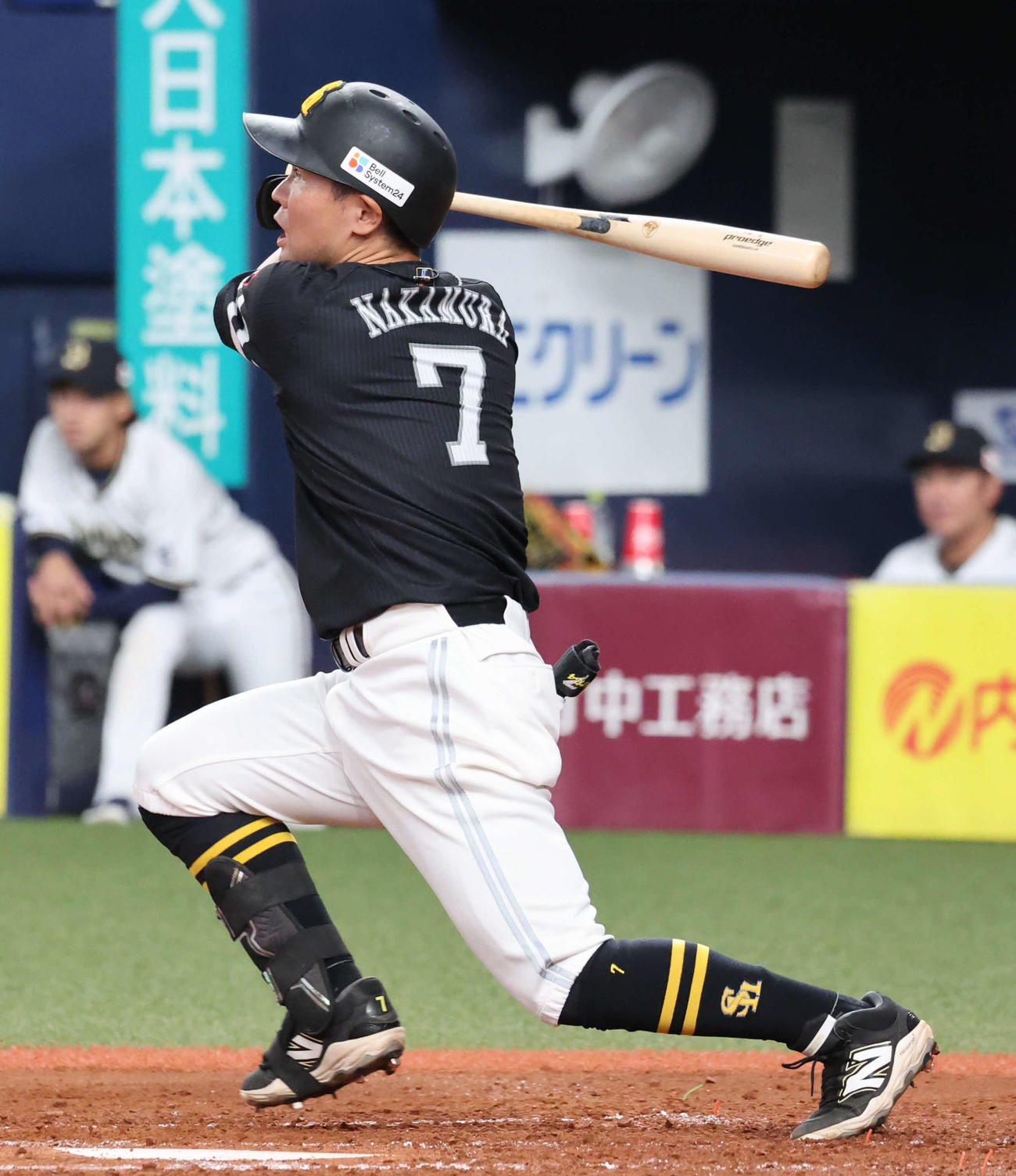 オリックス対ソフトバンク　3回表ソフトバンク2死一、二塁、中村は右中間に2点適時二塁打を放つ（撮影・西尾就之）