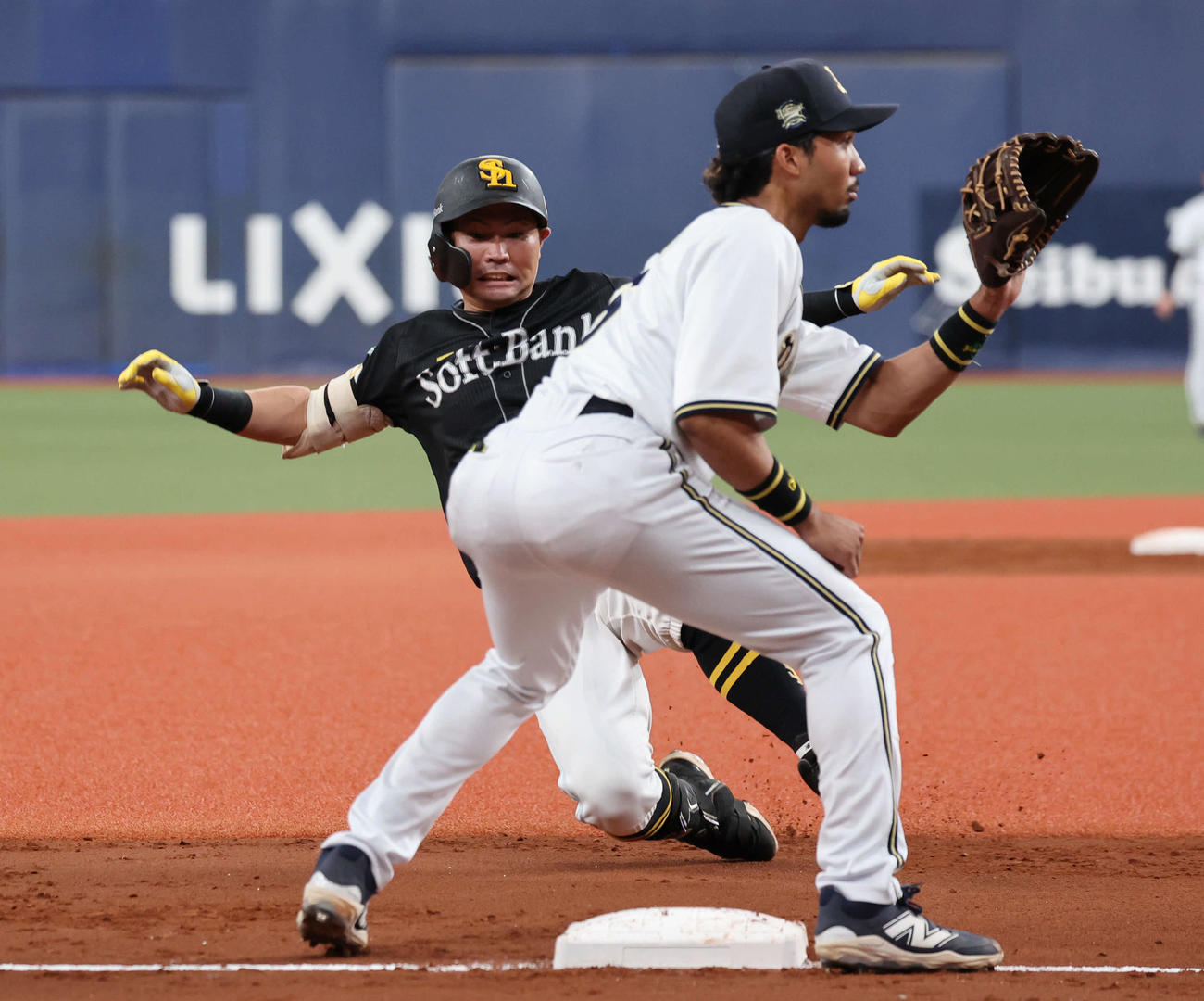 オリックス対ソフトバンク　3回表ソフトバンク2死一、二塁、中村は右中間に2点適時二塁打を放ち、送球の間に三塁へ進む（撮影・西尾就之）