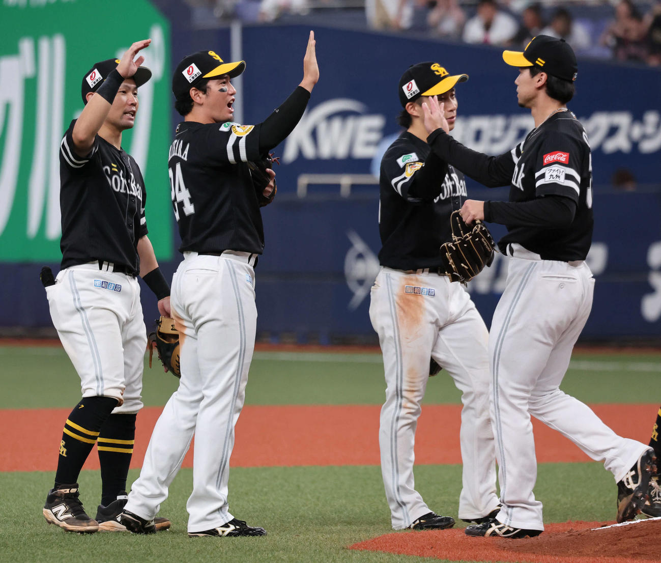 オリックス対ソフトバンク　2打点のソフトバンク中村（左）は勝利しナインとハイタッチ（撮影・西尾就之）