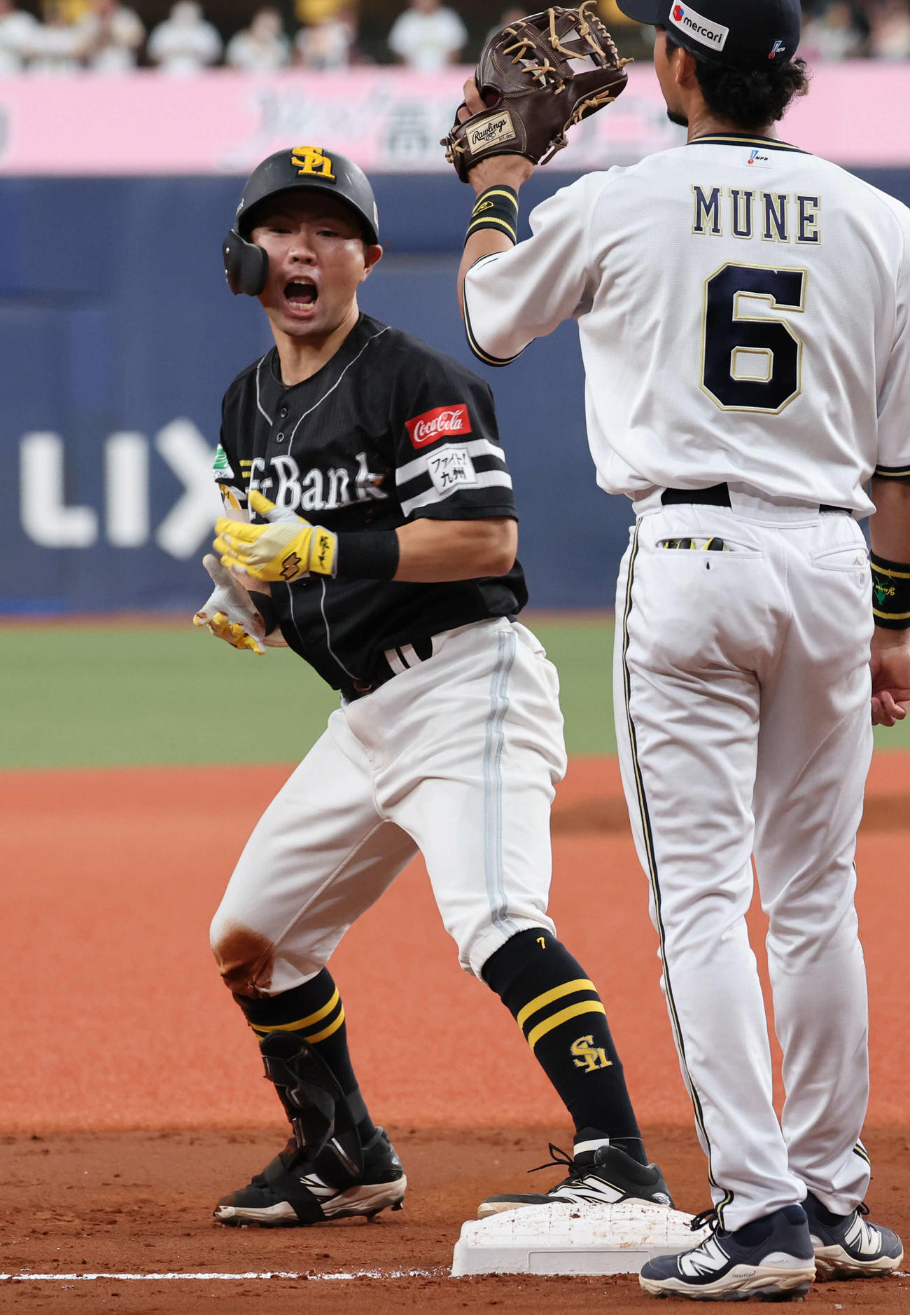 オリックス対ソフトバンク　3回表ソフトバンク2死一、二塁、中村は右中間に2点適時二塁打を放ち、送球の間に三塁へ進み三塁ベース上で吠える（撮影・西尾就之）