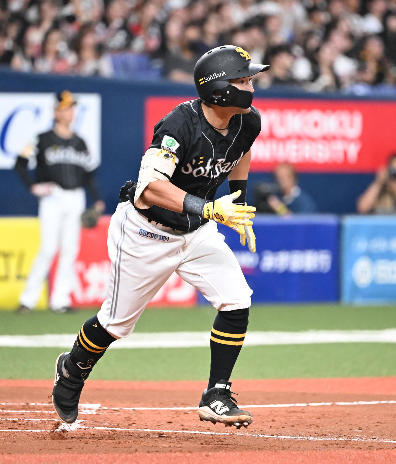 オリックス対ソフトバンク　3回表ソフトバンク2死一、三塁、右中間に2点適時三塁打を放つ中村（撮影・和賀正仁）