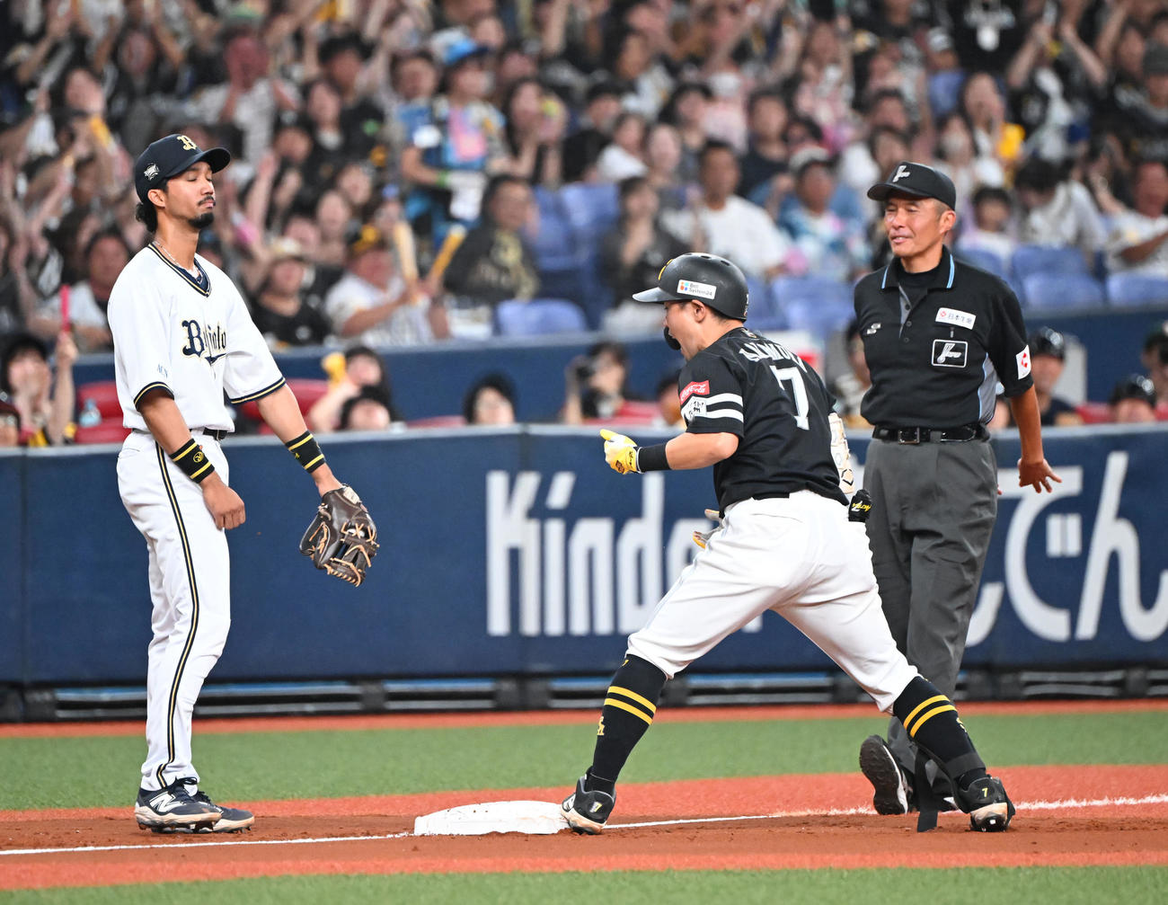 オリックス対ソフトバンク　3回表ソフトバンク2死一、三塁、右中間に2点適時三塁打を放った中村（撮影・和賀正仁）
