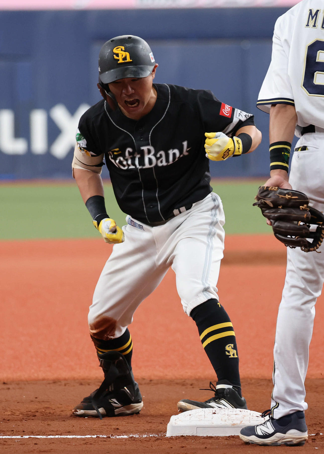 オリックス対ソフトバンク　3回表ソフトバンク2死一、二塁、中村は右中間に2点適時二塁打を放ち、送球の間に三塁へ進み三塁ベース上でガッツポーズ（撮影・西尾就之）