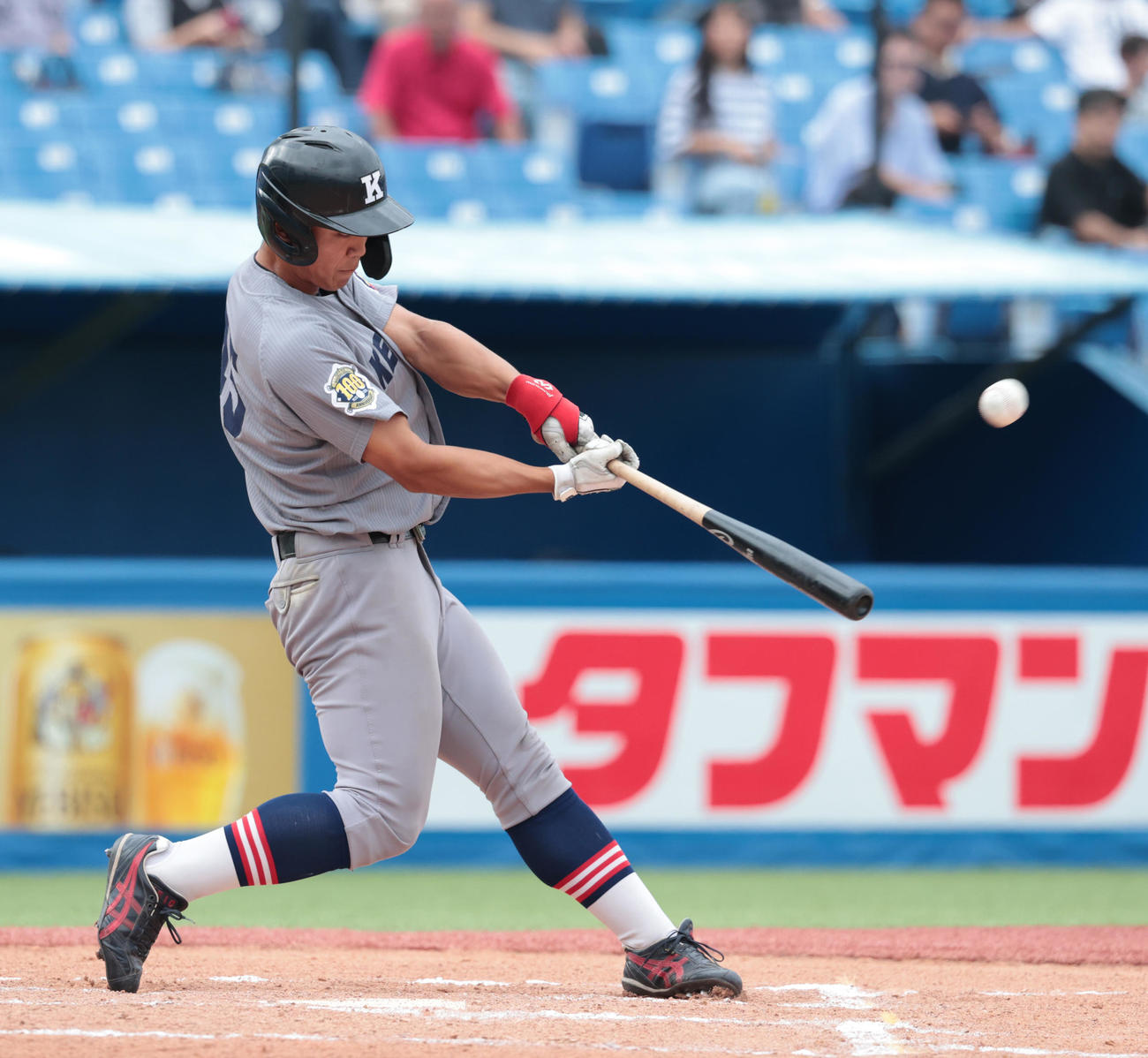 慶大対法大　6回表慶大2死三塁、一宮は左越えに本塁打を放つ（撮影・柴田隆二）　　