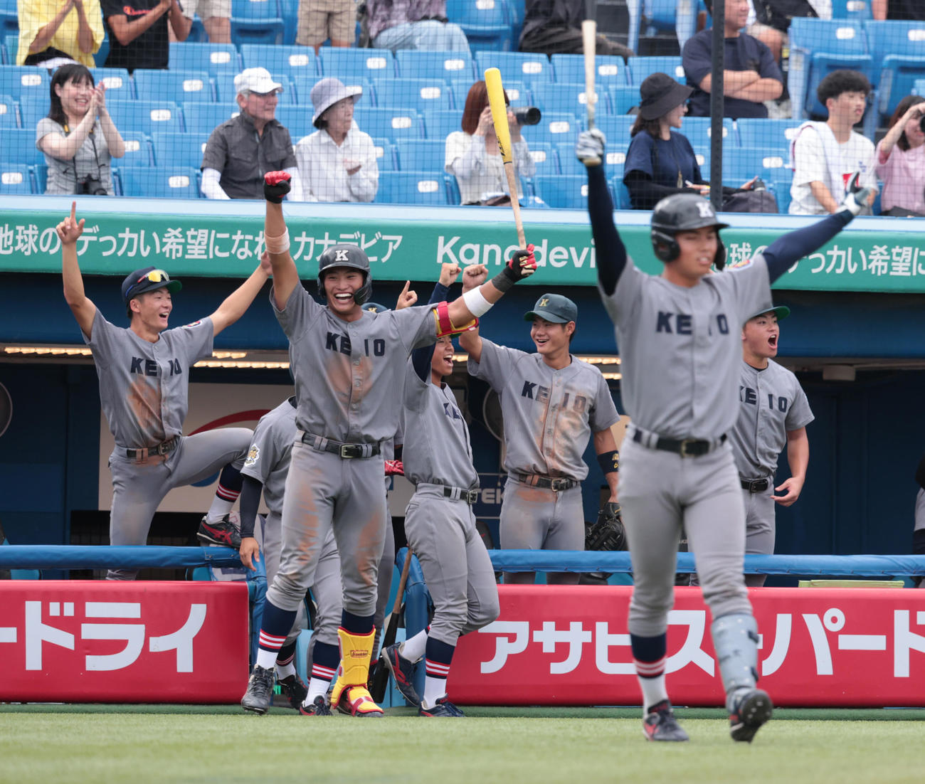 慶大対法大　6回表慶大2死三塁、一宮の左越え本塁打喜ぶ慶大ナイン（撮影・柴田隆二）　　