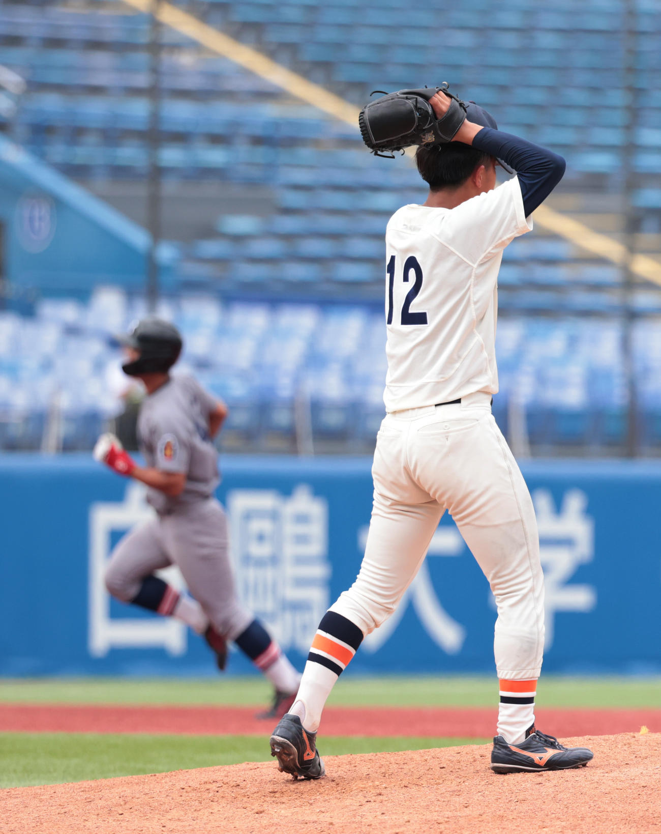 慶大対法大　6回表慶大2死三塁、一宮に左越えに本塁打を浴びた法大・山床（撮影・柴田隆二）　　