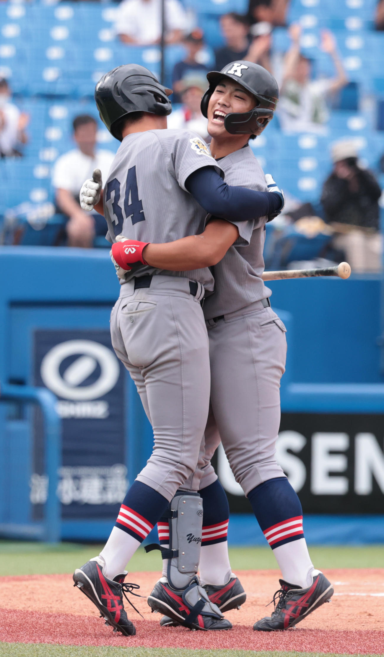 慶大対法大　6回表慶大2死三塁、一宮（右）は左越えに本塁打を放ち加藤と抱き合う（撮影・柴田隆二）　　