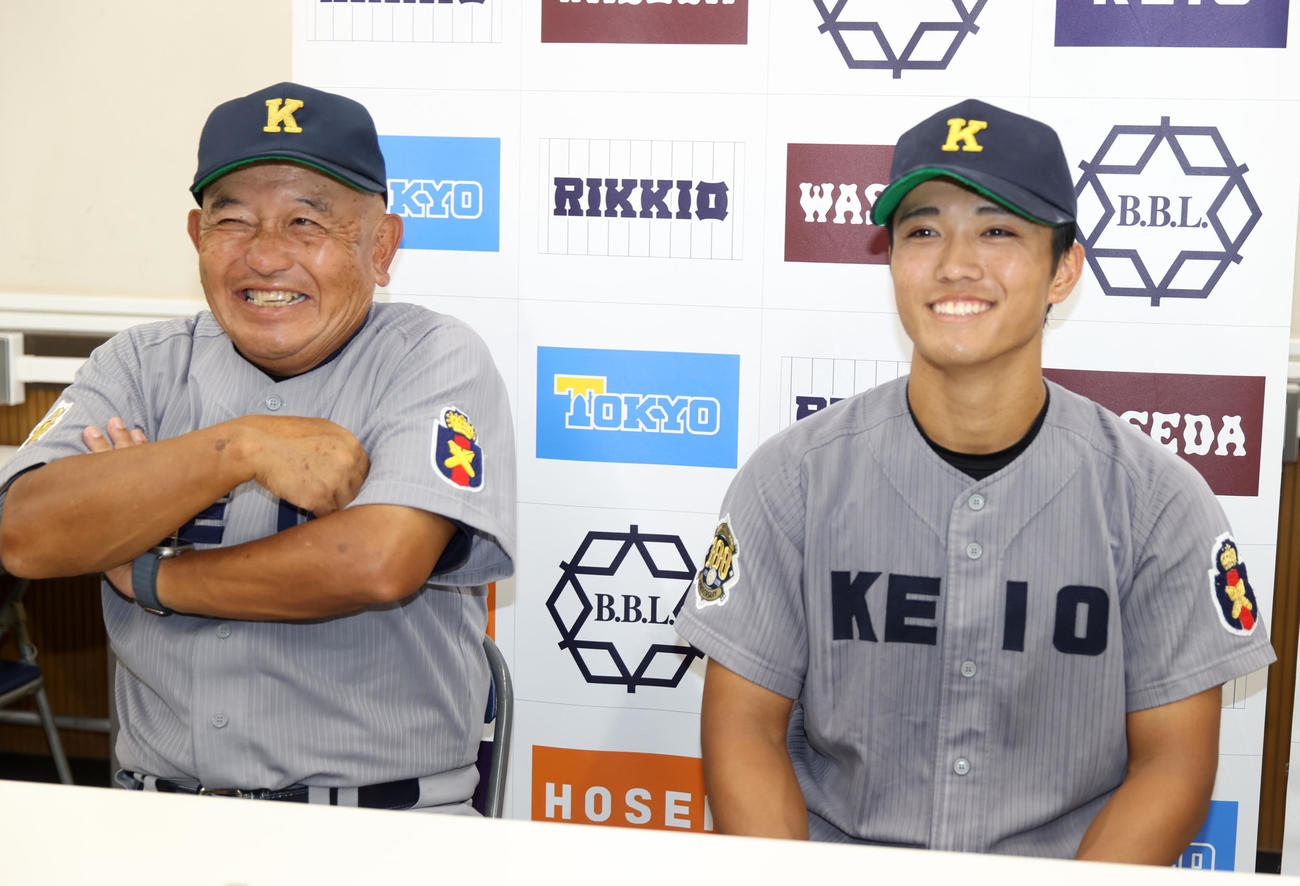 慶大対法大　1年生で本塁打を打った慶大・一宮（右）は堀井監督と笑顔で会見する（撮影・柴田隆二）　　