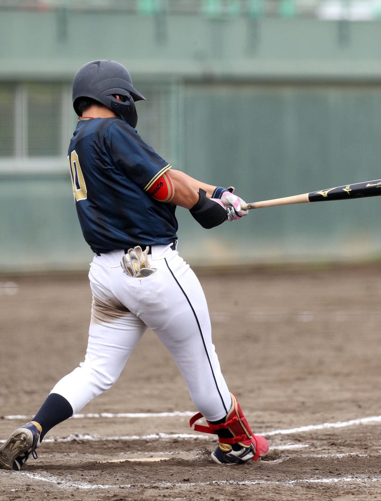 青森大対八戸学院大　6回裏八戸学院大1死一、三塁、同点の左前適時打を放つ八戸学院大・十鳥（撮影・木村有優）