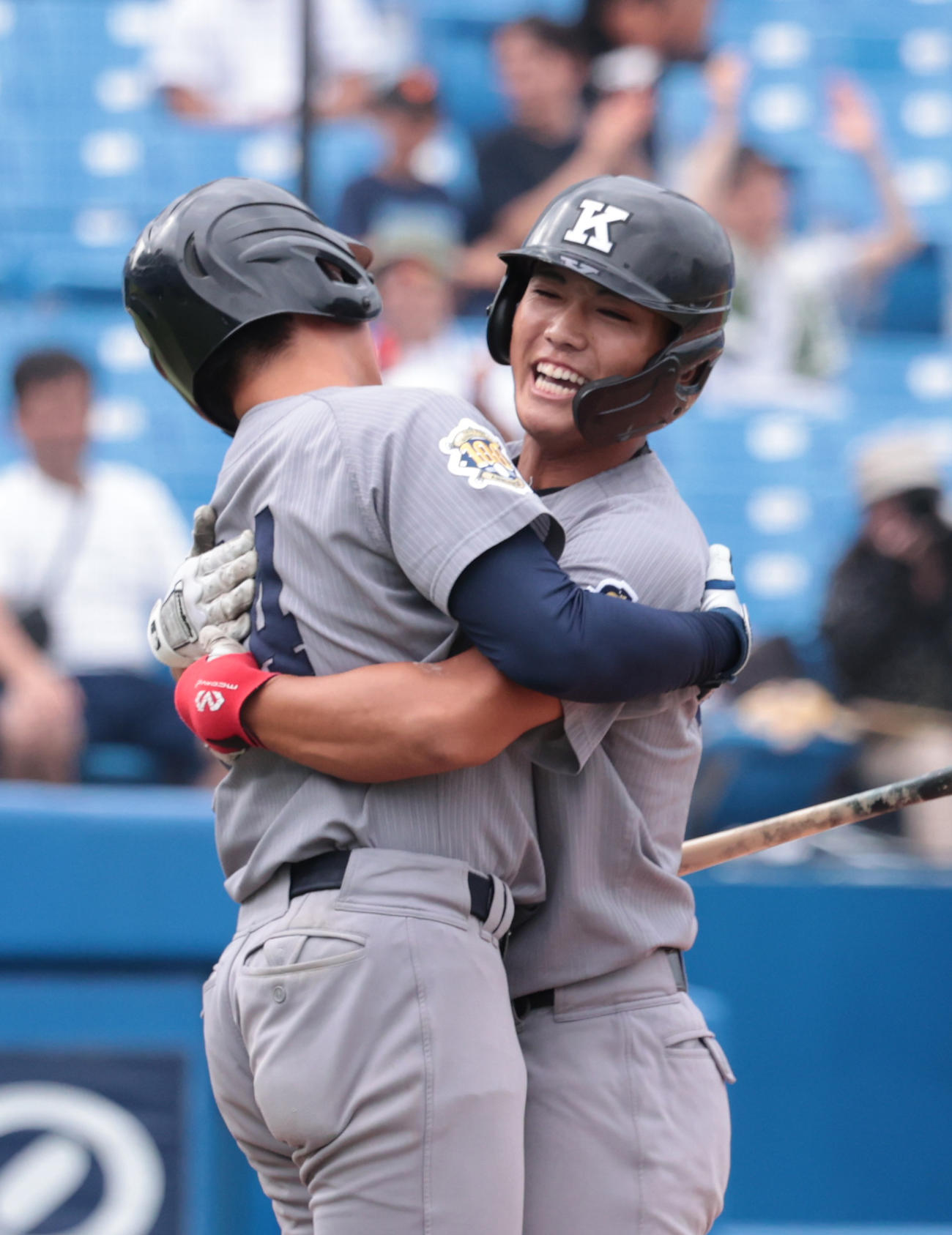 慶大対法大　6回表慶大2死三塁、一宮（右）は左越えに本塁打を放ち加藤と抱き合う（撮影・柴田隆二）　　
