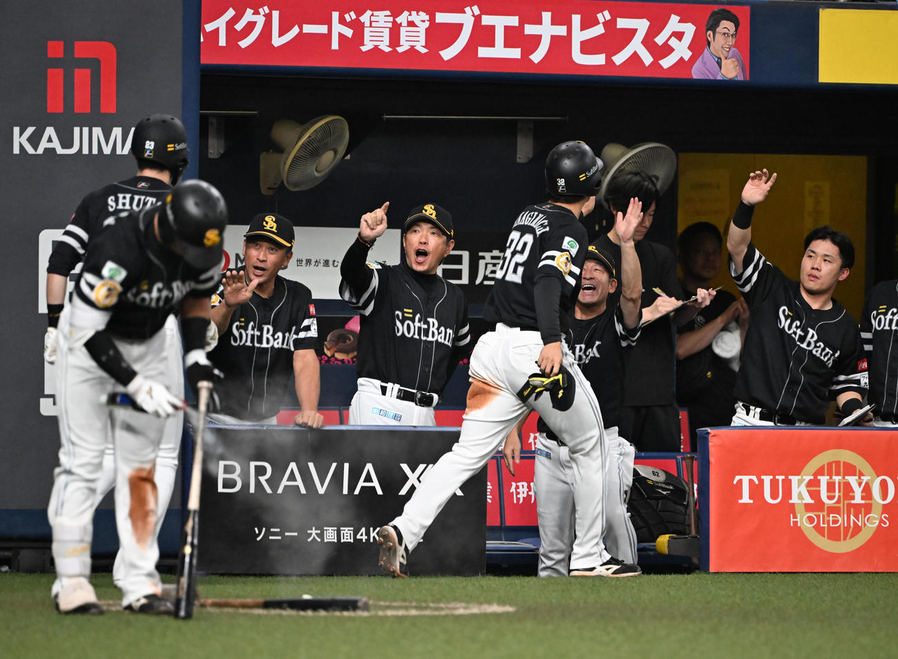 オリックス対ソフトバンク　3回表ソフトバンク2死一、三塁、中村の適時三塁打で生還した周東（左）、柳町を迎える小久保監督（撮影・和賀正仁）