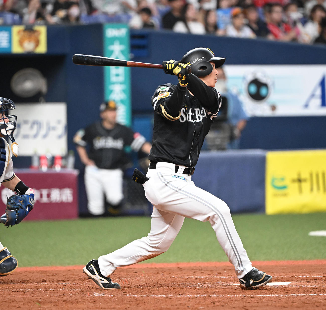 オリックス対ソフトバンク　5回表ソフトバンク1死一、三塁、中犠飛を放つ柳町（撮影・和賀正仁）