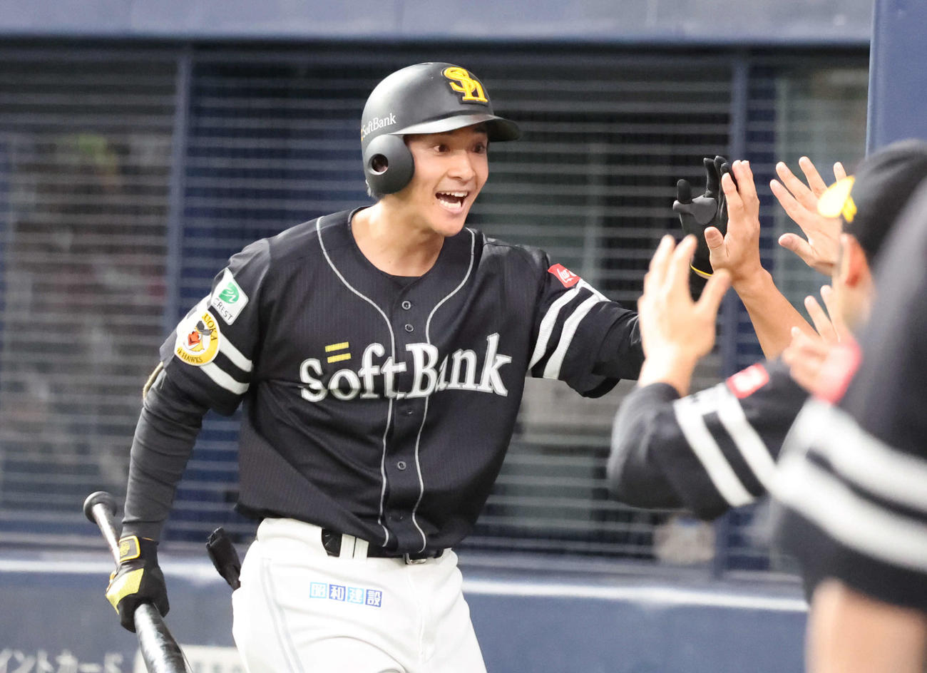オリックス対ソフトバンク　5回表ソフトバンク1死一、三塁、柳町は中犠飛を放ってベンチに戻り、ナインの出迎えに笑顔（撮影・西尾就之）